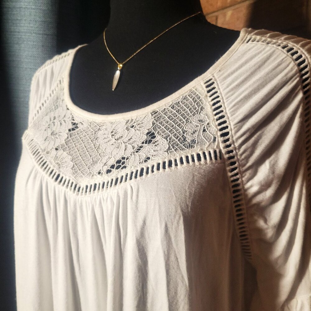 Cable & Gauge Lace/Crocheted White on White Short Sleeve Blouse - Size M - Picture 2 of 9